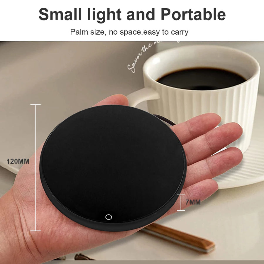 Chauffe-tasse compact tenu dans une main