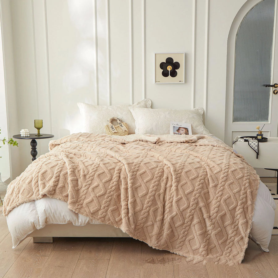 Plaid sherpa sur un lit dans une chambre lumineuse
