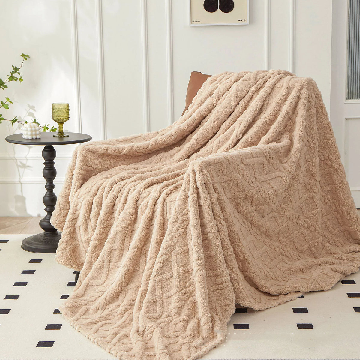 Plaid sherpa posé sur un fauteuil