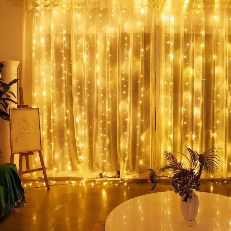Pièce baignée de la lumière dorée d'une guirlande rideau LED