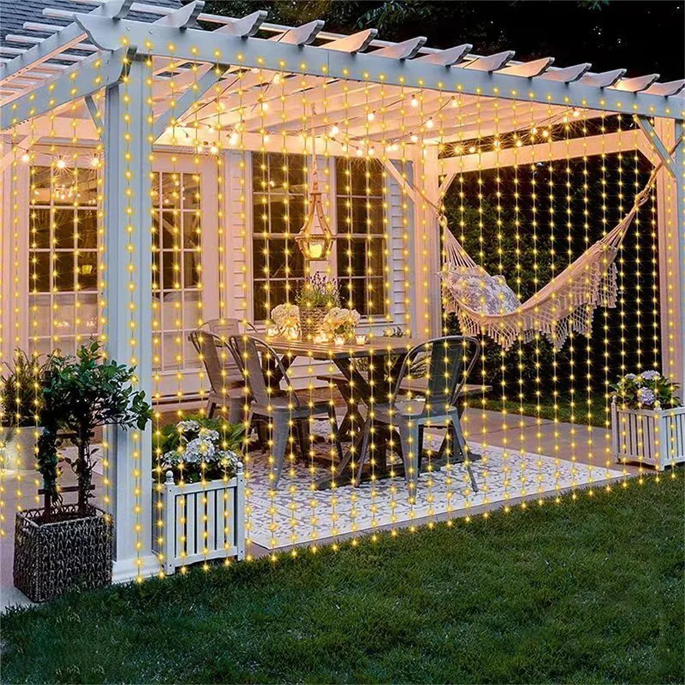 Guirlande rideau LED blanc chaud sur une pergola de jardin, le soir