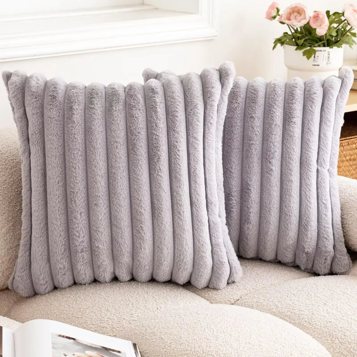 Housses de coussin fausse fourrure coloris gris