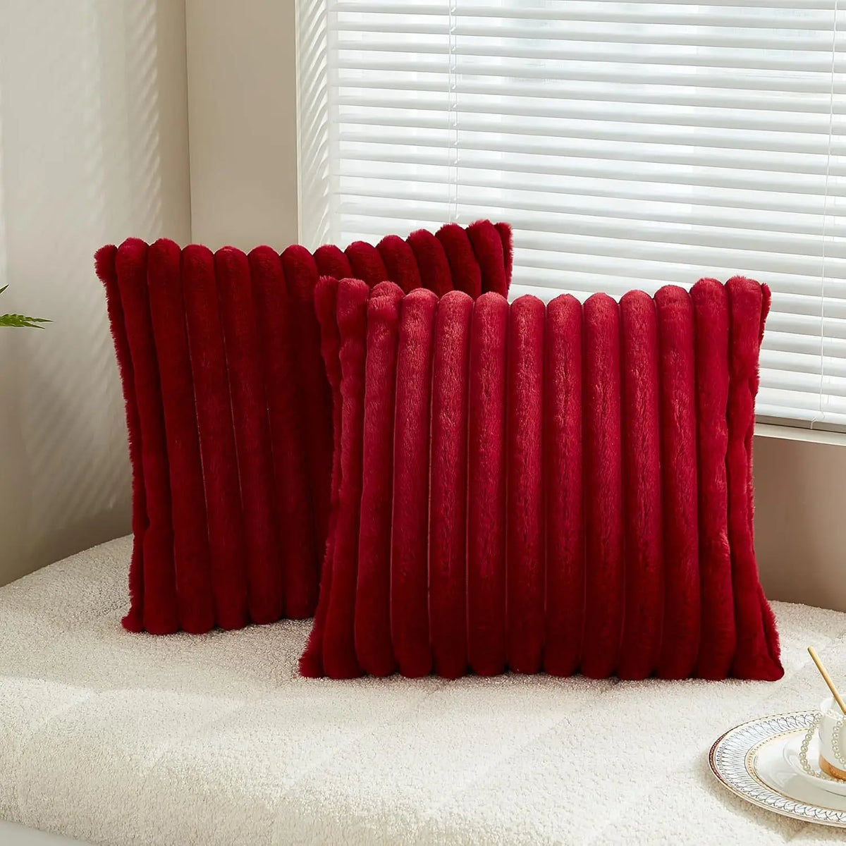 Housses de coussin fausse fourrure coloris bordeaux