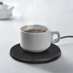 Tasse de café fumante posée sur le chauffe-tasse USB noir