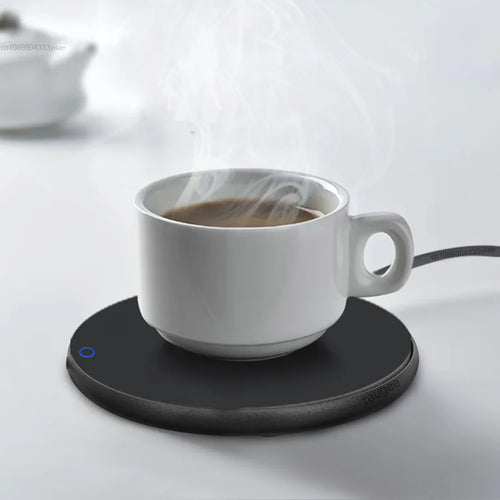 Tasse de café fumante posée sur le chauffe-tasse USB noir
