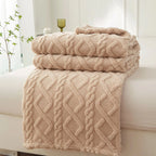 Plaid sherpa à motif torsadé sur un canapé
