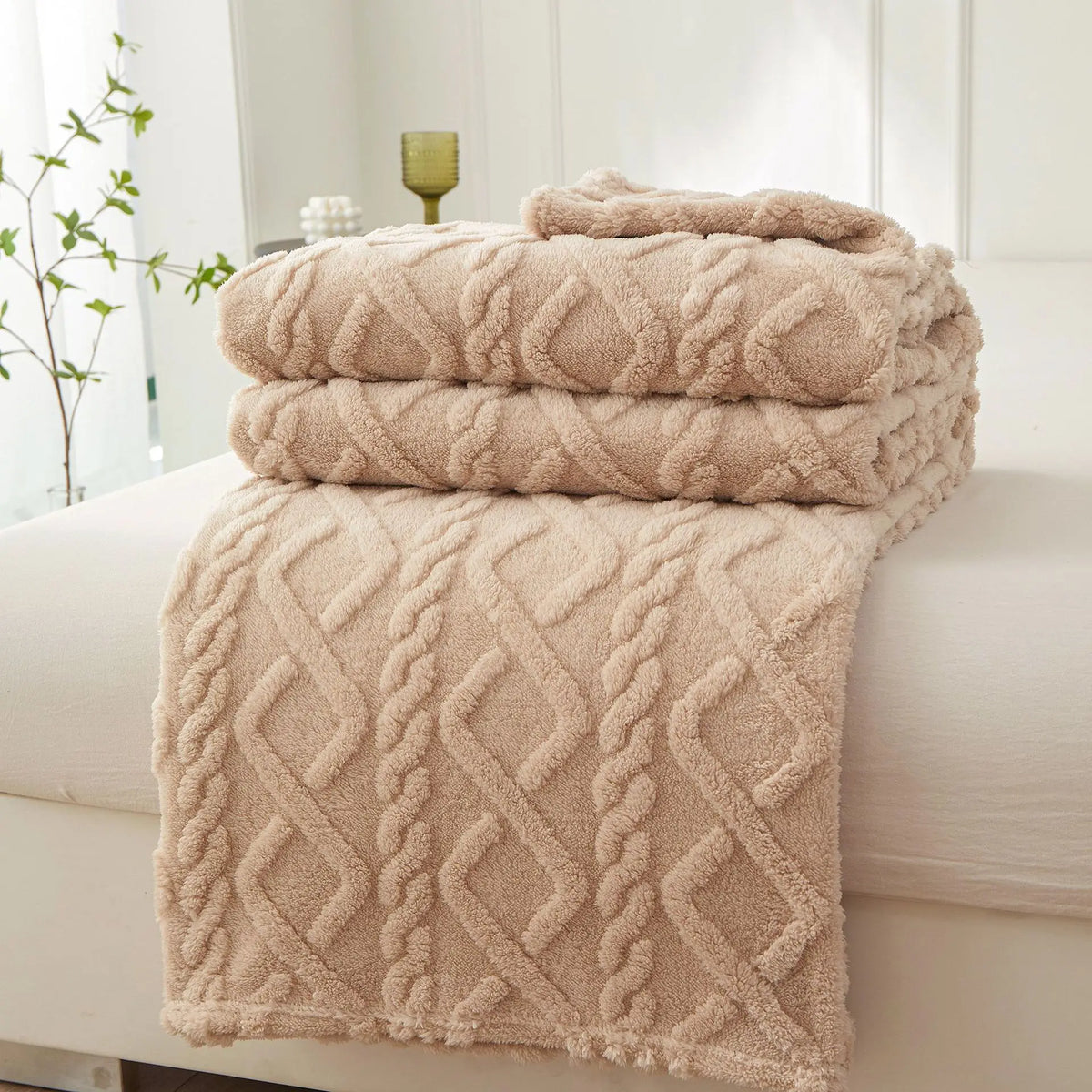 Plaid sherpa à motif torsadé sur un canapé