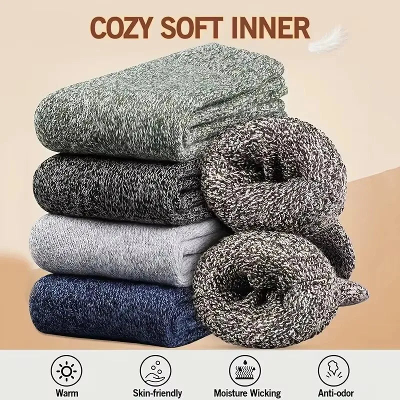 Pile de chaussettes épaisses montrant l'intérieur bouclé tout doux