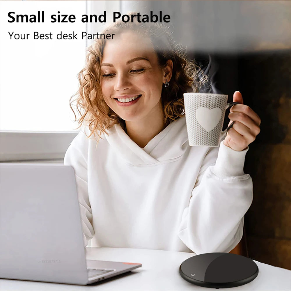 Chauffe-tasse sur un bureau, à côté d'un ordinateur portable