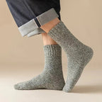 Chaussettes grises épaisses portées avec un jean retroussé