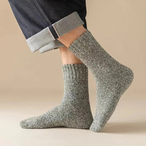 Chaussettes grises épaisses portées avec un jean retroussé