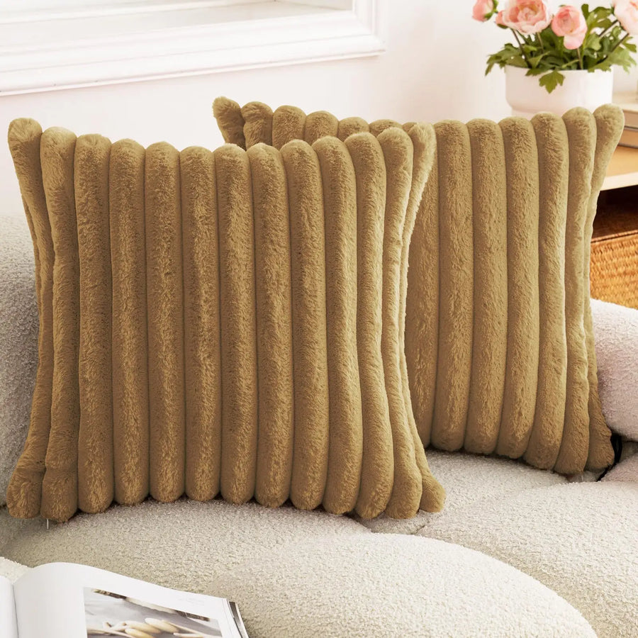 Housses de coussin fausse fourrure coloris camel