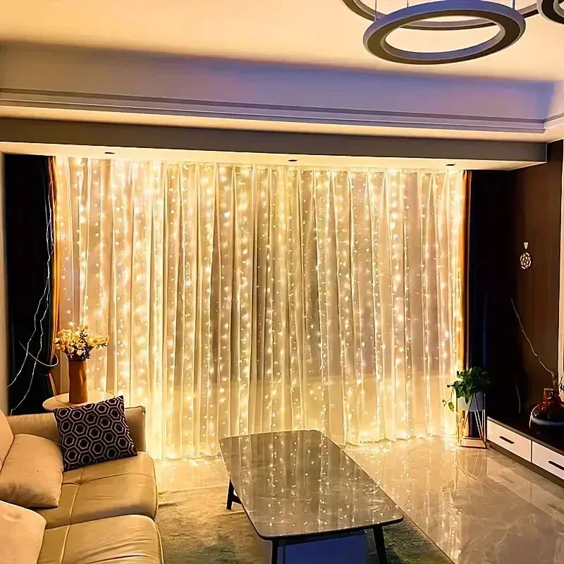 Guirlande rideau LED blanc chaud derrière des voilages, dans un salon au-dessus d'un canapé