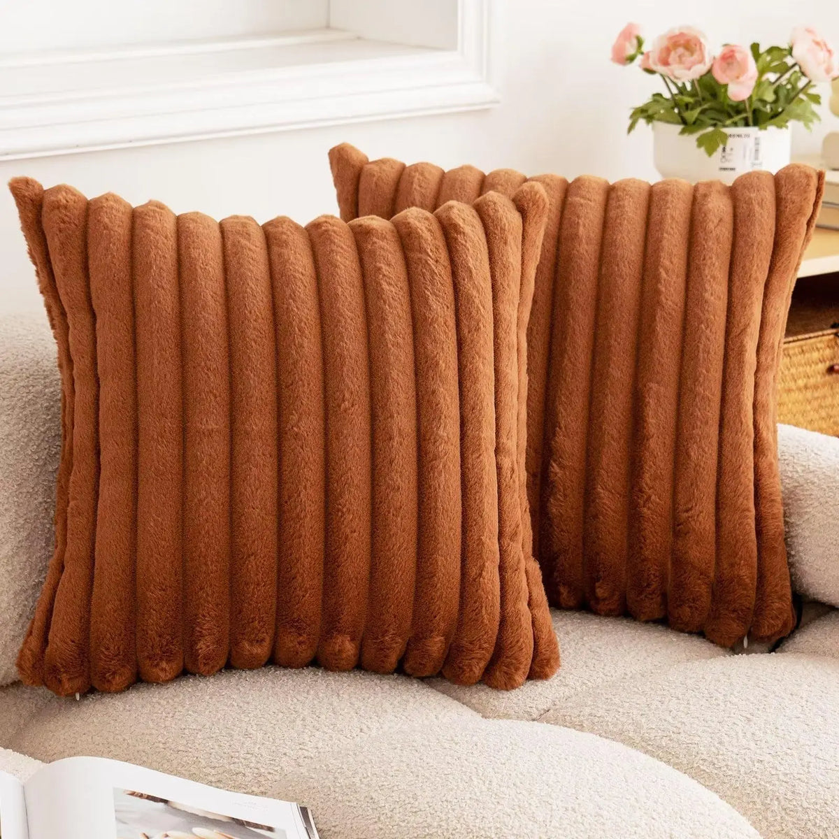 Housses de coussin fausse fourrure coloris marron