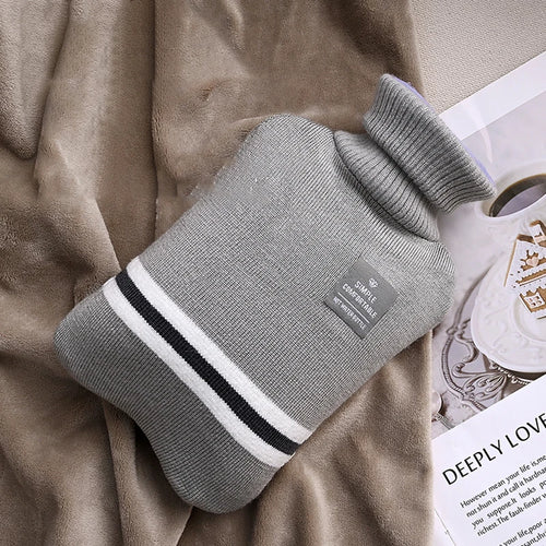 Bouillotte grise avec housse tricot col roulé