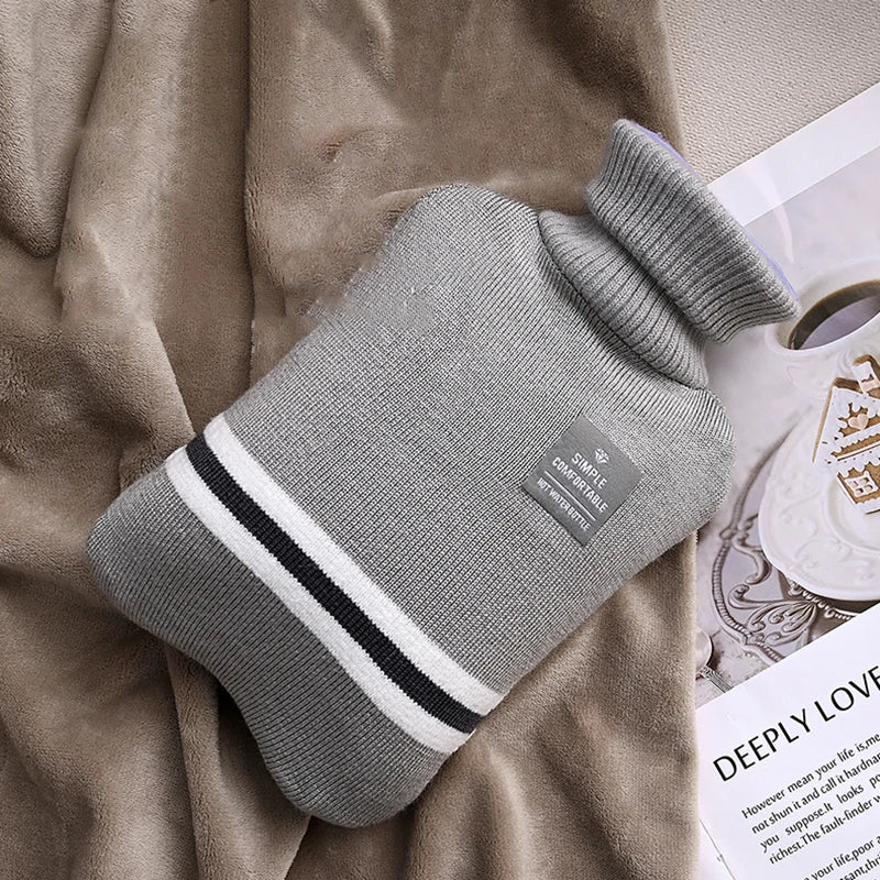 Bouillotte grise avec housse tricot col roulé