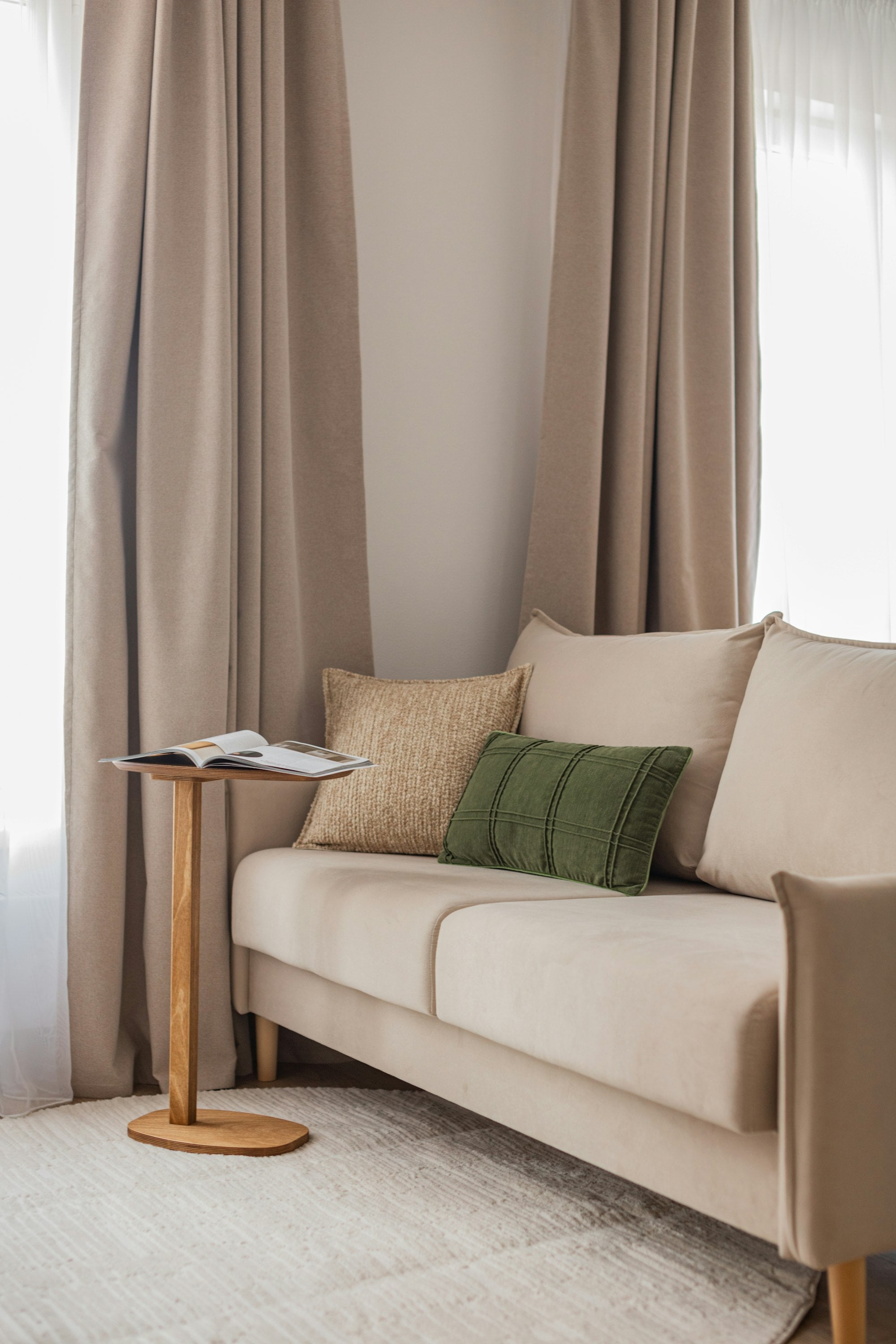 Canapé beige avec coussins doux
